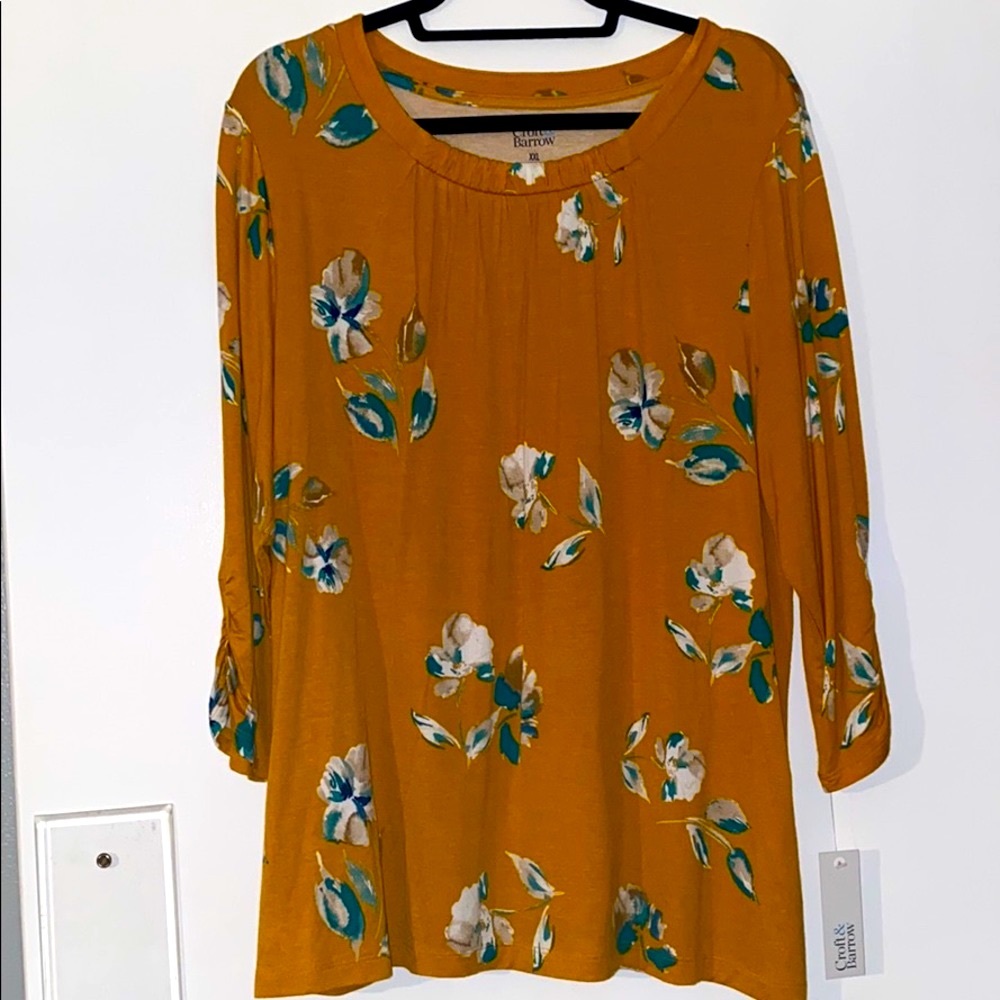 ๐ Beautiful flower pattern blouse - Picture 1 of 3